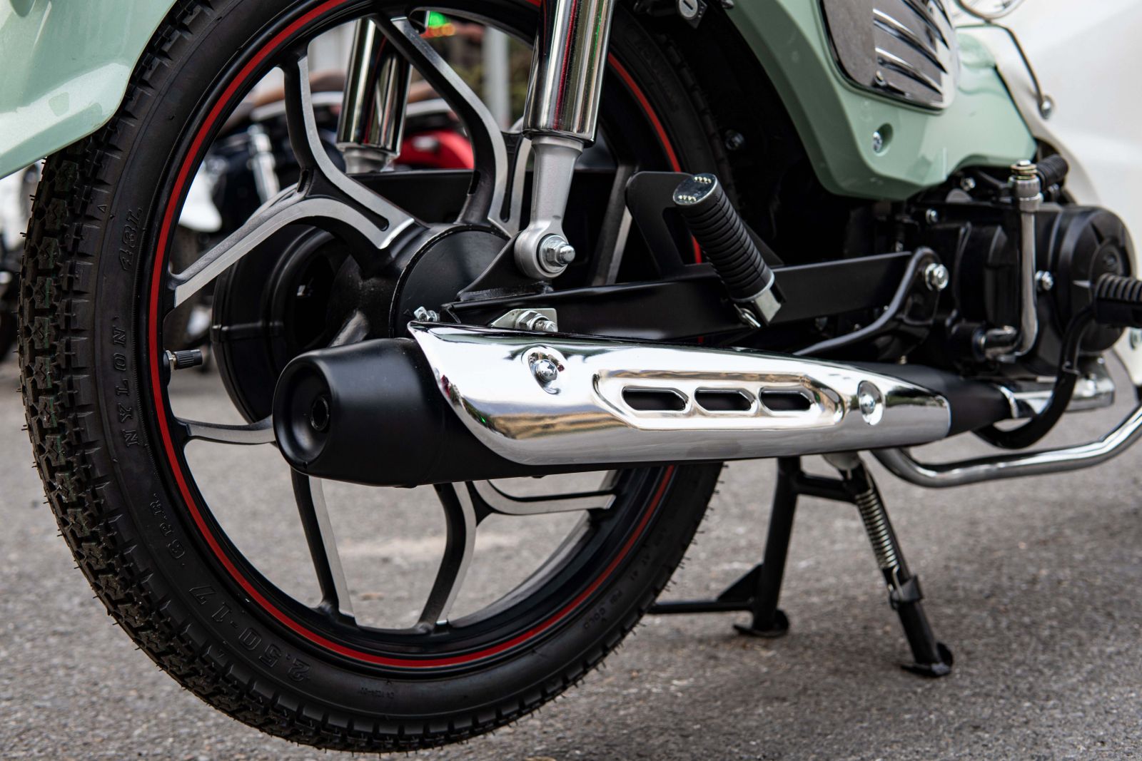 Vành đúc xe Cub 50cc Daelim IKD C3 tạo nét khỏe khoắn và hiện đại.