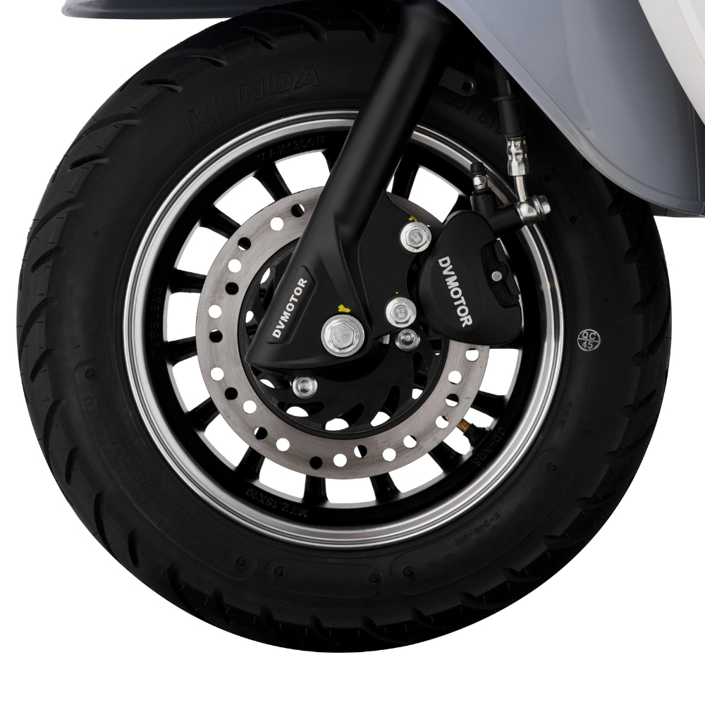 Xe ga Crea 50cc DVMotor được trang bị lốp xe không săm với bề mặt tiếp xúc rộng