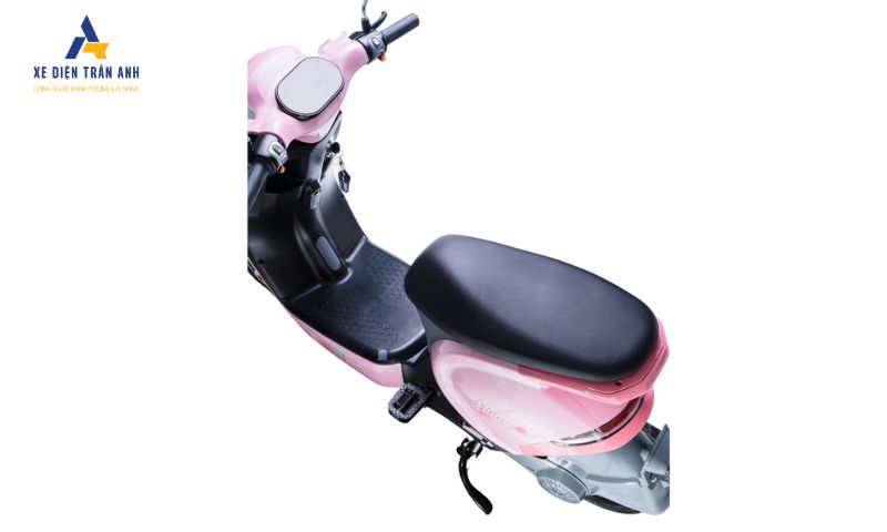 Yên xe được bọc da cao cấp, êm ái