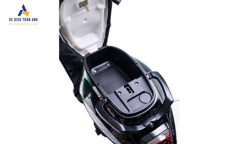 Cốp xe lớn giúp cất giữ vật dụng cá nhân tiện lợi