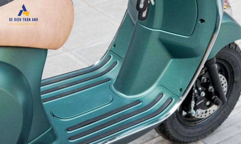 Sàn để chân của Dibao Pansy S4 rộng rãi, hợp lý