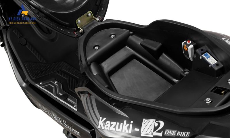 Xe điện Xmen Kazuki Z2 được trang bị cổng sạc USB trong cốp